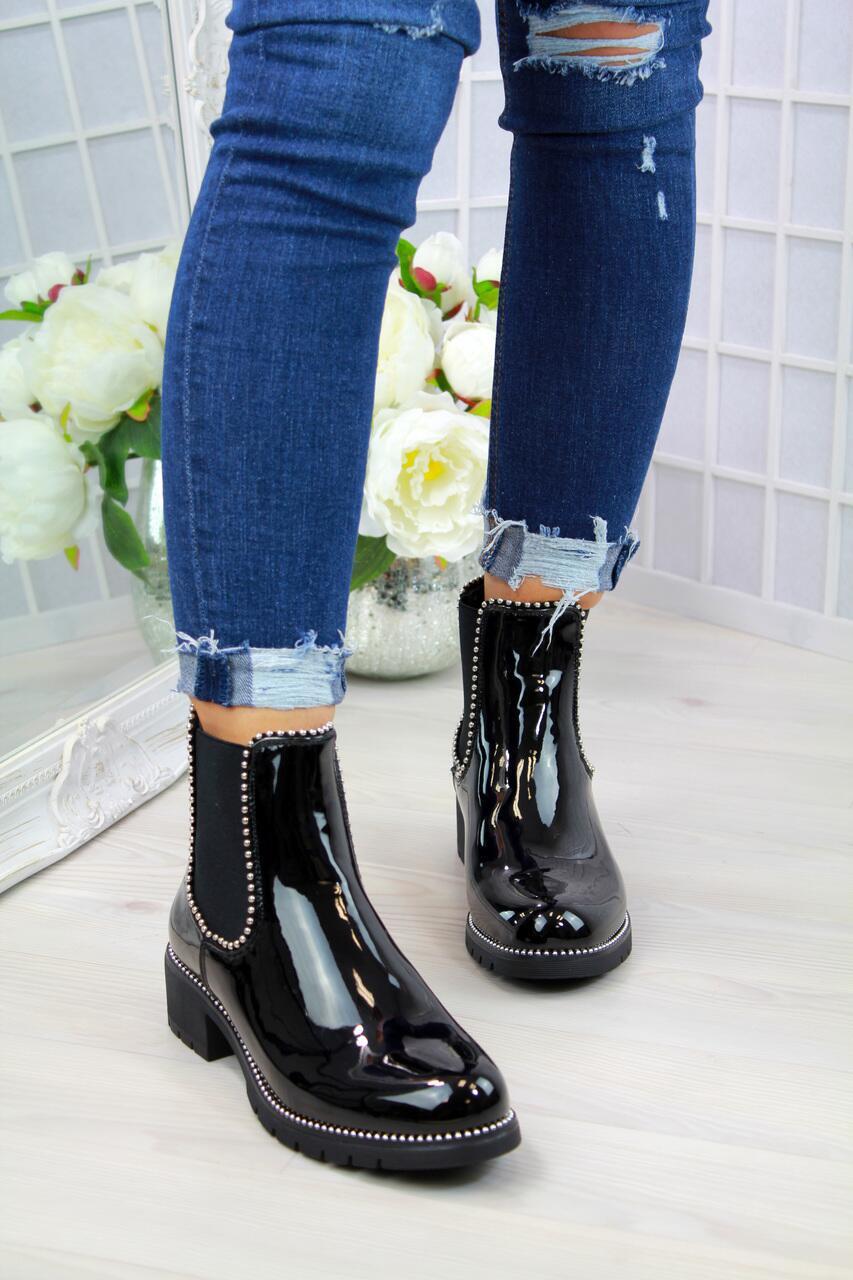 Chelsea Boots Vernies Noires Cloutées – Style Audacieux et Élégance Intemporelle