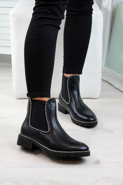 Chelsea Boots Vernies Noires Cloutées – Style Audacieux et Élégance Intemporelle